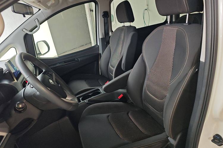 Used JAC Refine M3 2022 PLUS 1.8L 7-seater Standard Model Left Front Seat