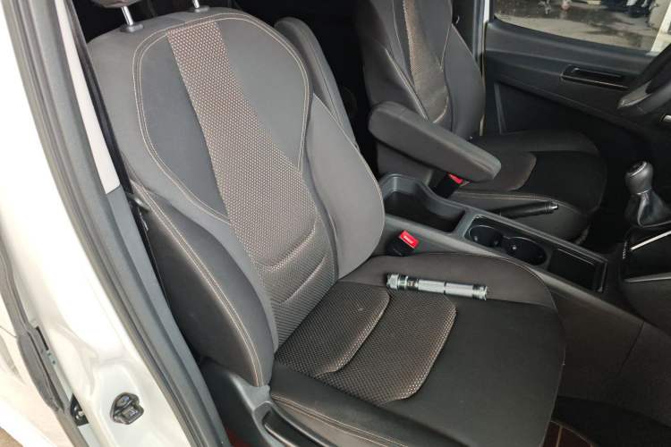 Used JAC Refine M3 2022 PLUS 1.8L 7-seater Standard Model Right Front Seat