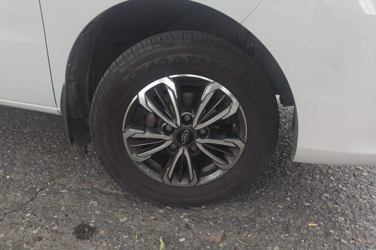 Used JAC Refine M3 2022 1.8L 7-seat Standard Edition Right Front Wheel Hub