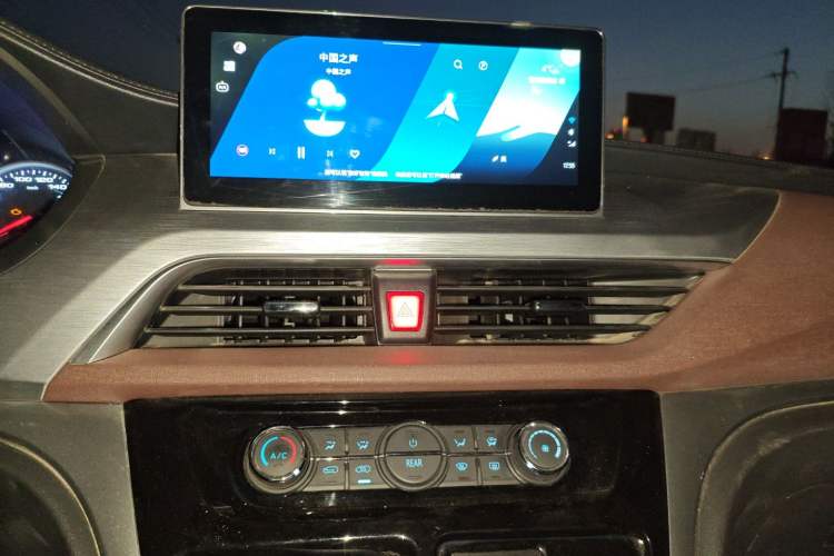 Used JAC Refine M3 2023 PLUS 1.8L 9-Seater Smart Connectivity Version Audio And AC Panel