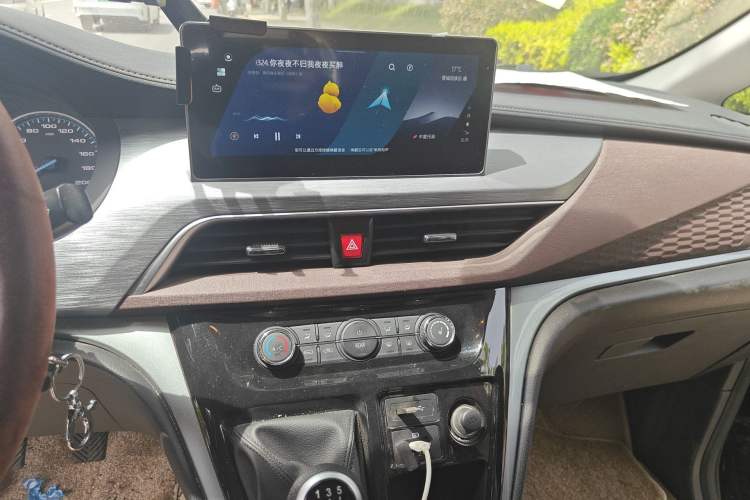 Used JAC Refine M3 2023 1.5T 7/8-Seater Smart Connectivity Version Audio And AC Panel