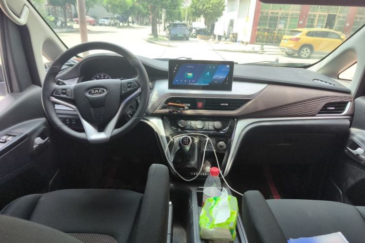 Used JAC Refine M3 2023 PLUS 1.5T 7/8-seater Smart Connectivity Version Center Console
