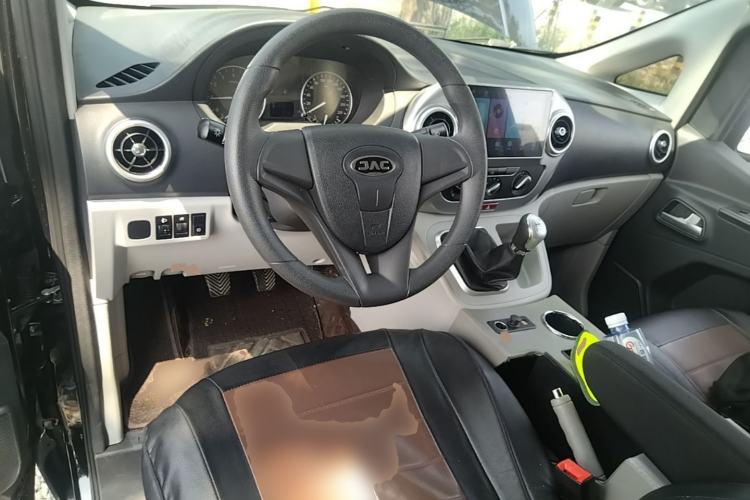 Used JAC Refine M3 2023 PLUS 1.5T 5/7-seat Classic Edition Center Console