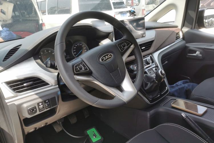 Used JAC Refine M3 2023 PLUS 1.5T 7/8-seater Smart Connectivity Version Center Console