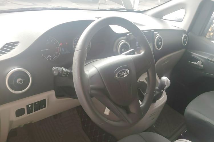 Used JAC Refine M3 2023 PLUS 1.5T 5/7-seat Classic Edition Center Console