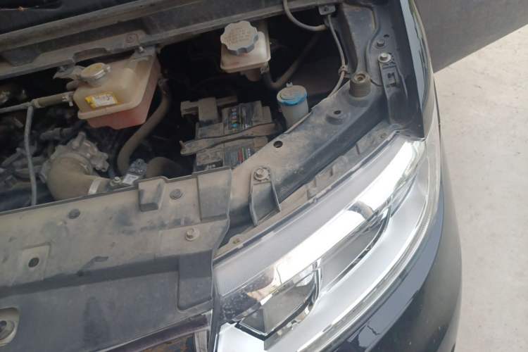 Used JAC Refine M3 2023 PLUS 1.5T 9-Seater Smart Connectivity Version Engine Bay Left