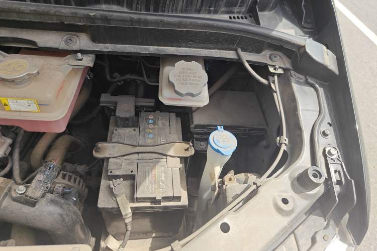 Used JAC Refine M3 2023 1.5T 7/8-Seater Smart Connectivity Version Engine Bay Left