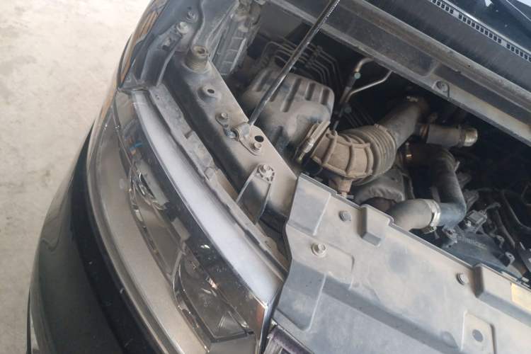 Used JAC Refine M3 2023 PLUS 1.5T 9-Seater Smart Connectivity Version Engine Bay Right