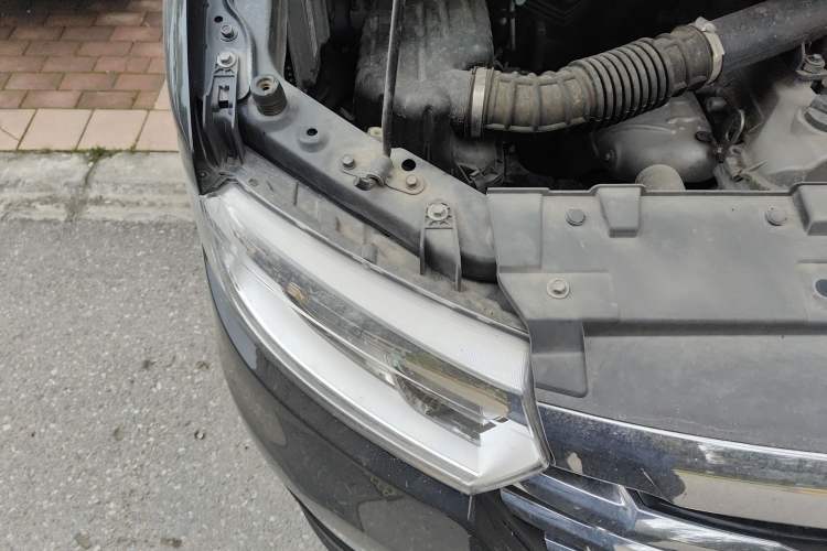 Used JAC Refine M3 2023 PLUS 1.8L 9-Seater Smart Connectivity Version Engine Bay Right