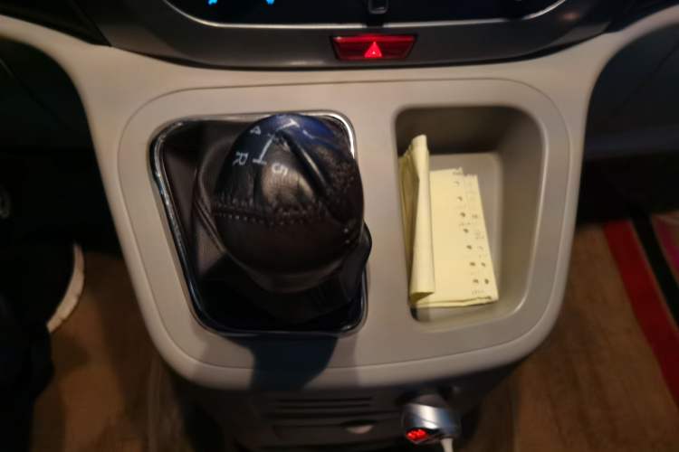 Used JAC Refine M3 2023 PLUS 1.5T 7/8-seat Comfort Edition Gear Lever