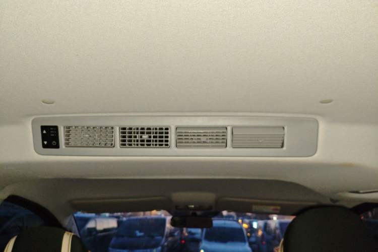 Used JAC Refine M3 2023 PLUS 1.8L 9-Seater Smart Connectivity Version Headliner