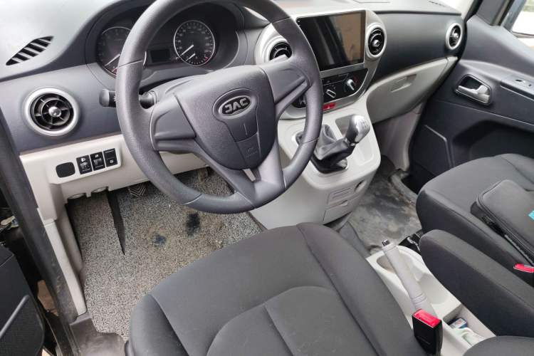 Used JAC Refine M3 2023 PLUS 1.5T 5/7-seat Classic Edition Interior 2