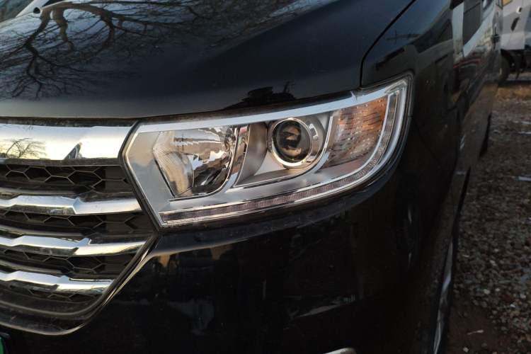 Used JAC Refine M3 2023 PLUS 1.8L 9-Seater Smart Connectivity Version Left Front Headlight