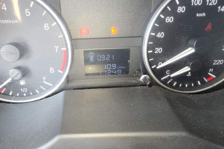 Used JAC Refine M3 2023 PLUS 1.8L 7/8-Seater Comfort Edition Odometer Close Up