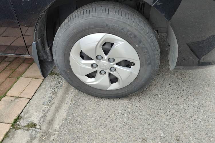 Used JAC Refine M3 2023 PLUS 1.8L 9-Seater Smart Connectivity Version Right Front Wheel Hub