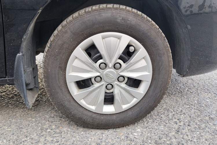 Used JAC Refine M3 2023 PLUS 1.8L 9-Seater Smart Connectivity Version Right Front Wheel Hub
