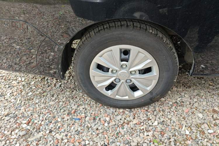 Used JAC Refine M3 2023 PLUS 1.8L 7/8-Seater Comfort Edition Right Rear Wheel Hub
