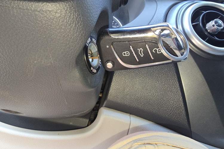 Used JAC Refine M3 2023 PLUS 1.8L 7/8-Seater Comfort Edition Vehicle Key