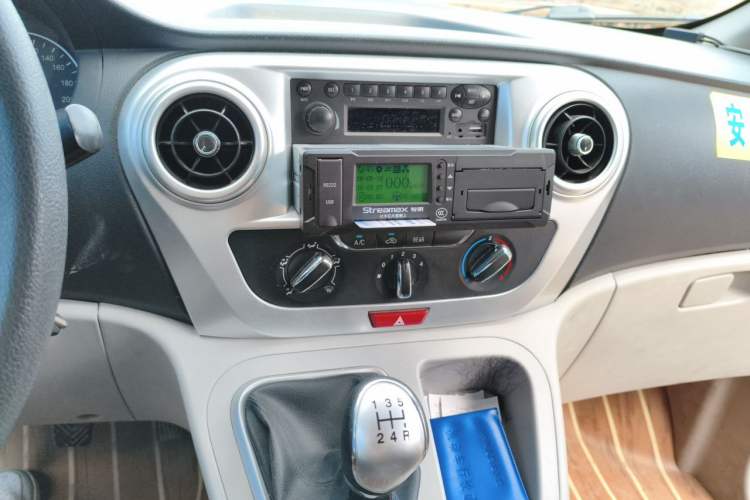 Used JAC Refine M3 2023 PLUS 1.8L 9-Seater Elite Edition Audio And AC Panel