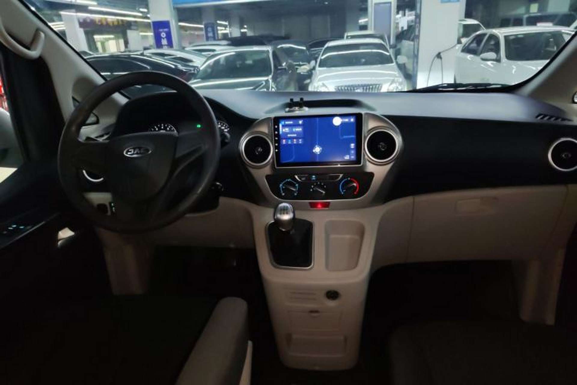 Used JAC Refine M3 2023 PLUS 1.8L 7/8-Seater Comfort Edition Center Console