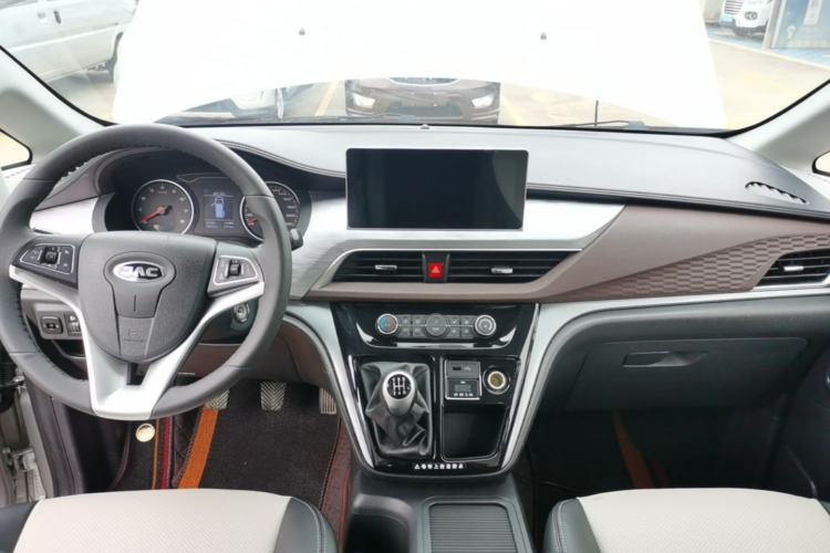 Used JAC Refine M3 2023 PLUS 1.5T 7/8-seater Smart Connectivity Version Center Console