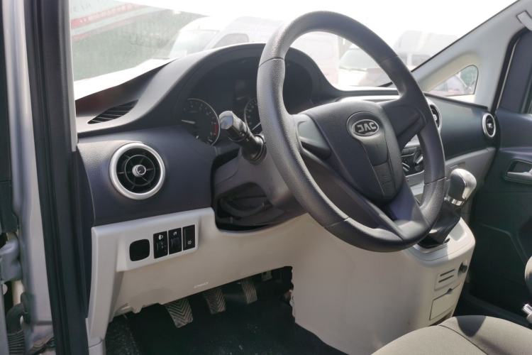 Used JAC Refine M3 2023 PLUS 1.5T 5/7-seat Classic Edition Center Console