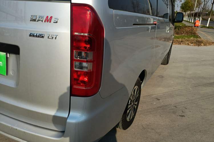 Used JAC Refine M3 2023 PLUS 1.5T 5/7-seat Classic Edition Exterior 2
