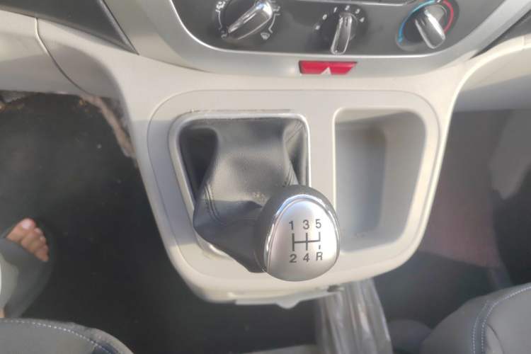 Used JAC Refine M3 2023 PLUS 1.8L 9-Seater Comfort Edition Gear Lever
