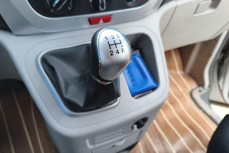 Used JAC Refine M3 2023 PLUS 1.8L 9-Seater Elite Edition Gear Lever