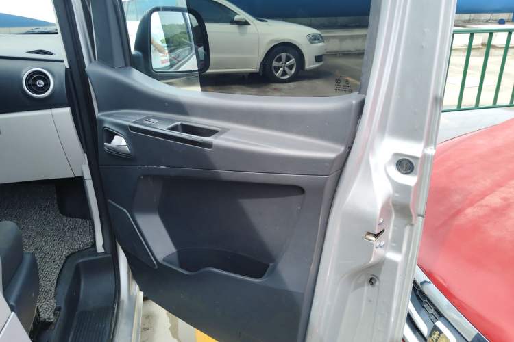 Used JAC Refine M3 2023 PLUS 1.5T 5/7-seat Classic Edition Interior 5