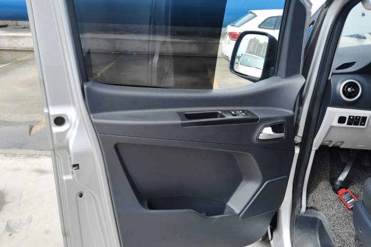 Used JAC Refine M3 2023 PLUS 1.5T 5/7-seat Classic Edition Interior 7