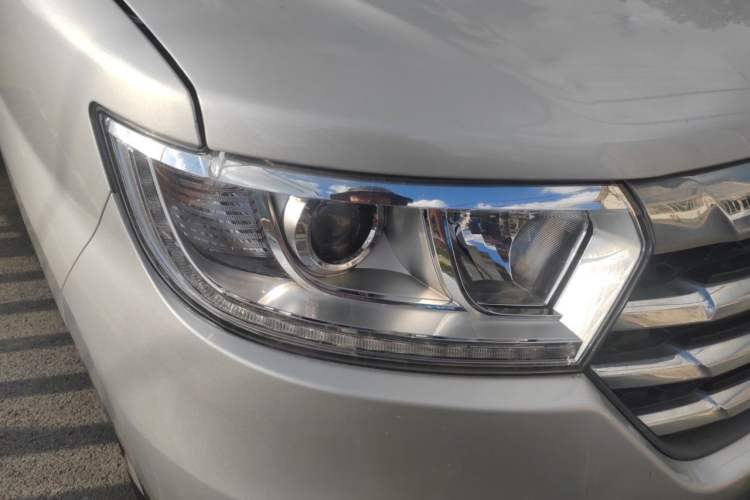Used JAC Refine M3 2023 PLUS 1.8L 9-Seater Comfort Edition Right Front Headlight