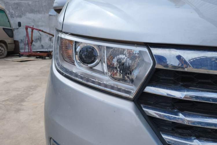 Used JAC Refine M3 2023 PLUS 1.8L 9-Seater Elite Edition Right Front Headlight