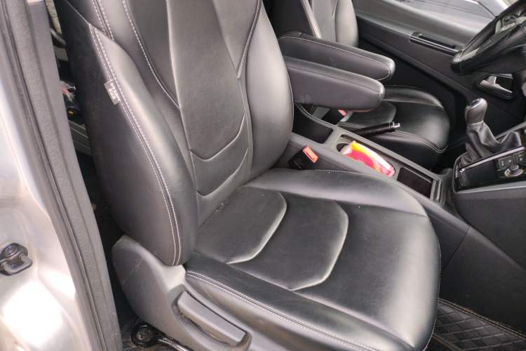 Used JAC Refine M3 2023 PLUS 1.5T 9-Seater Smart Connectivity Version Right Front Seat