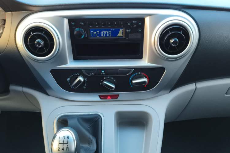 Used JAC Refine M3 2023 1.8L 7/8-Seater Comfort Edition Audio And AC Panel