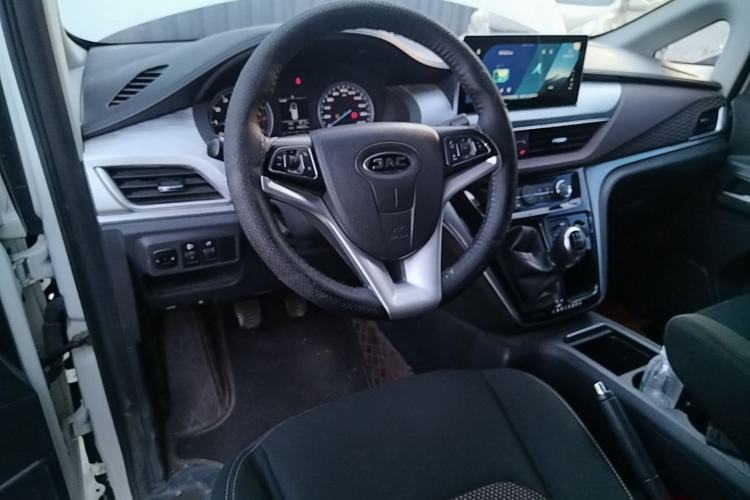 Used JAC Refine M3 2023 PLUS 1.5T 9-Seater Smart Connectivity Version Center Console