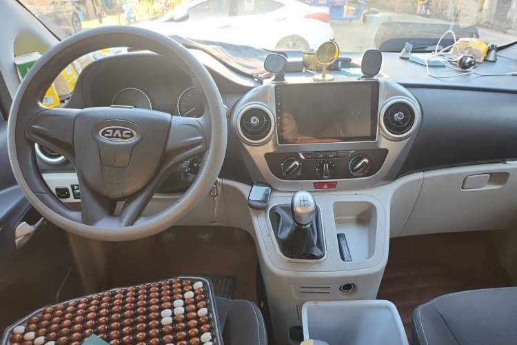 Used JAC Refine M3 2023 PLUS 1.8L 7/8-seater Smart Connectivity Version Center Console