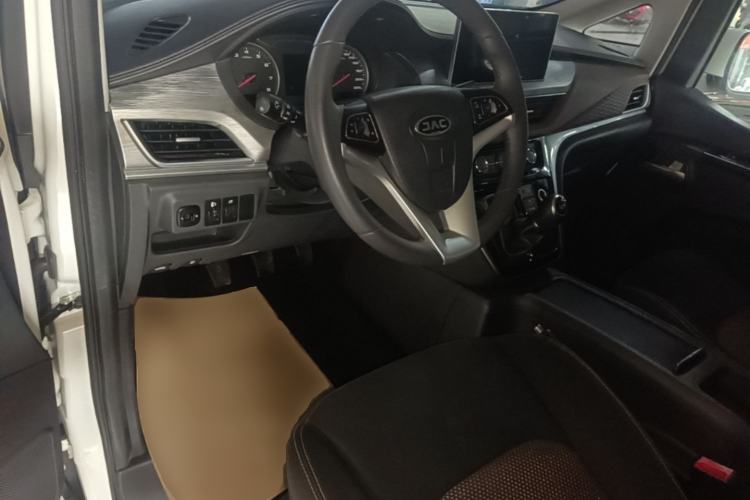 Used JAC Refine M3 2023 PLUS 1.5T 7/8-seater Smart Connectivity Version Center Console