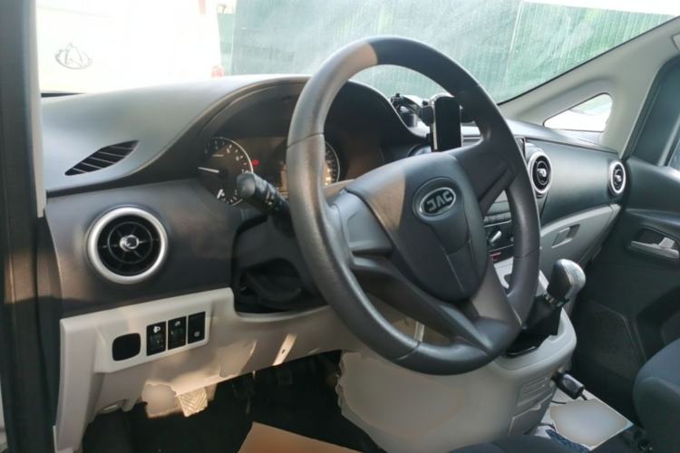 Used JAC Refine M3 2023 PLUS 1.5T 5/7-seat Classic Edition Center Console