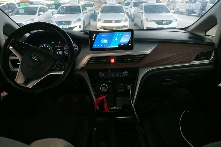 Used JAC Refine M3 2023 PLUS 1.8L 7/8-seater Smart Connectivity Version Center Console
