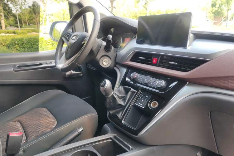 Used JAC Refine M3 2023 PLUS 1.5T 7/8-seater Smart Connectivity Version Interior 1