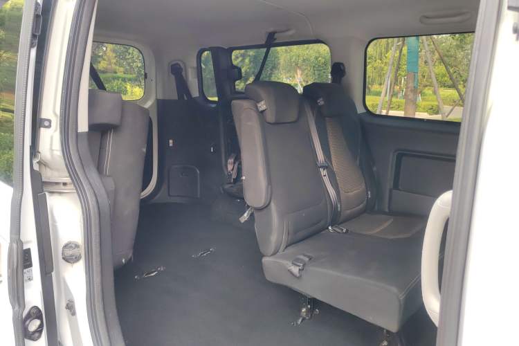 Used JAC Refine M3 2023 PLUS 1.5T 7/8-seater Smart Connectivity Version Interior 6