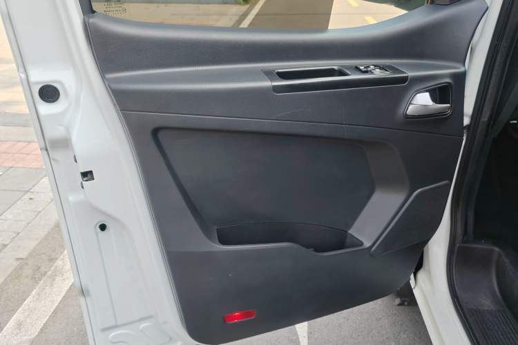 Used JAC Refine M3 2023 PLUS 1.5T 7/8-seater Smart Connectivity Version Interior 9