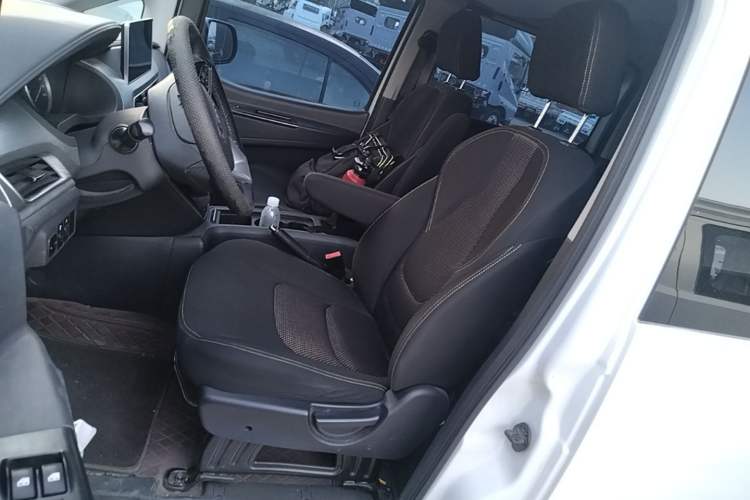 Used JAC Refine M3 2023 PLUS 1.5T 9-Seater Smart Connectivity Version Left Front Seat