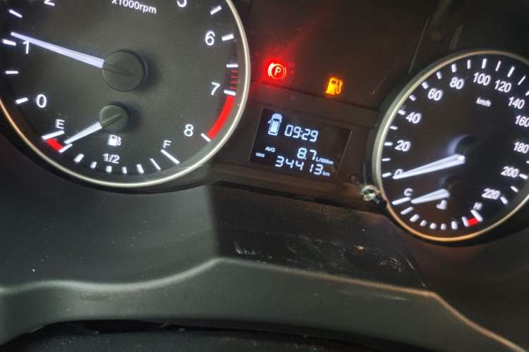 Used JAC Refine M3 2023 PLUS 1.8L 7/8-Seater Comfort Edition Odometer Close Up