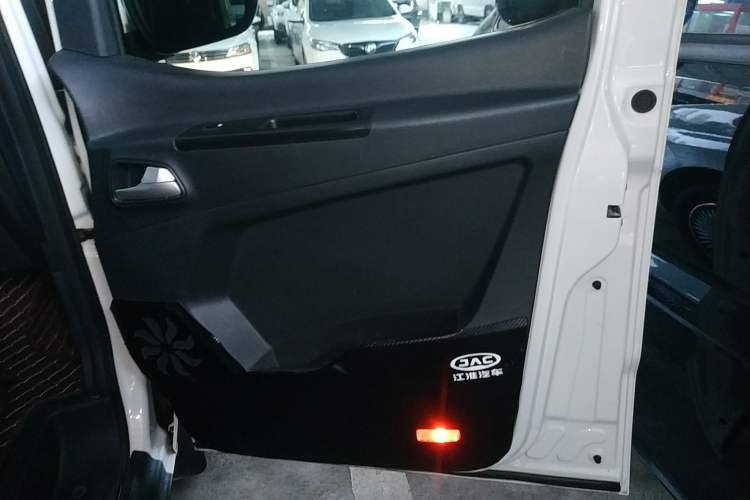 Used JAC Refine M3 2023 PLUS 1.8L 7/8-seater Smart Connectivity Version Right Front Door Interior