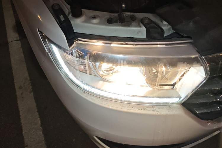 Used JAC Refine M3 2023 PLUS 1.8L 9-Seater Smart Connectivity Version Right Front Headlight