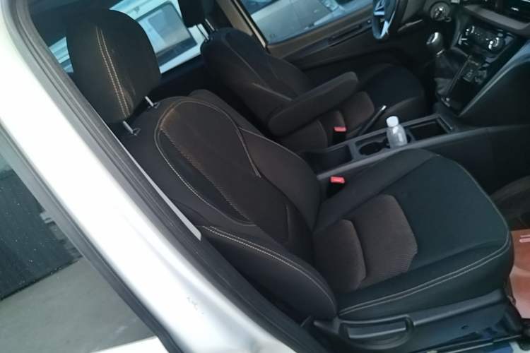Used JAC Refine M3 2023 PLUS 1.5T 9-Seater Smart Connectivity Version Right Front Seat