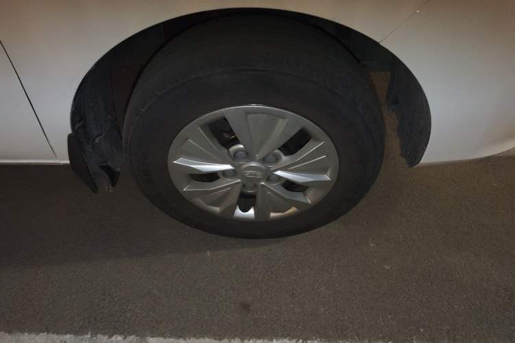 Used JAC Refine M3 2023 PLUS 1.8L 9-Seater Smart Connectivity Version Right Front Wheel Hub