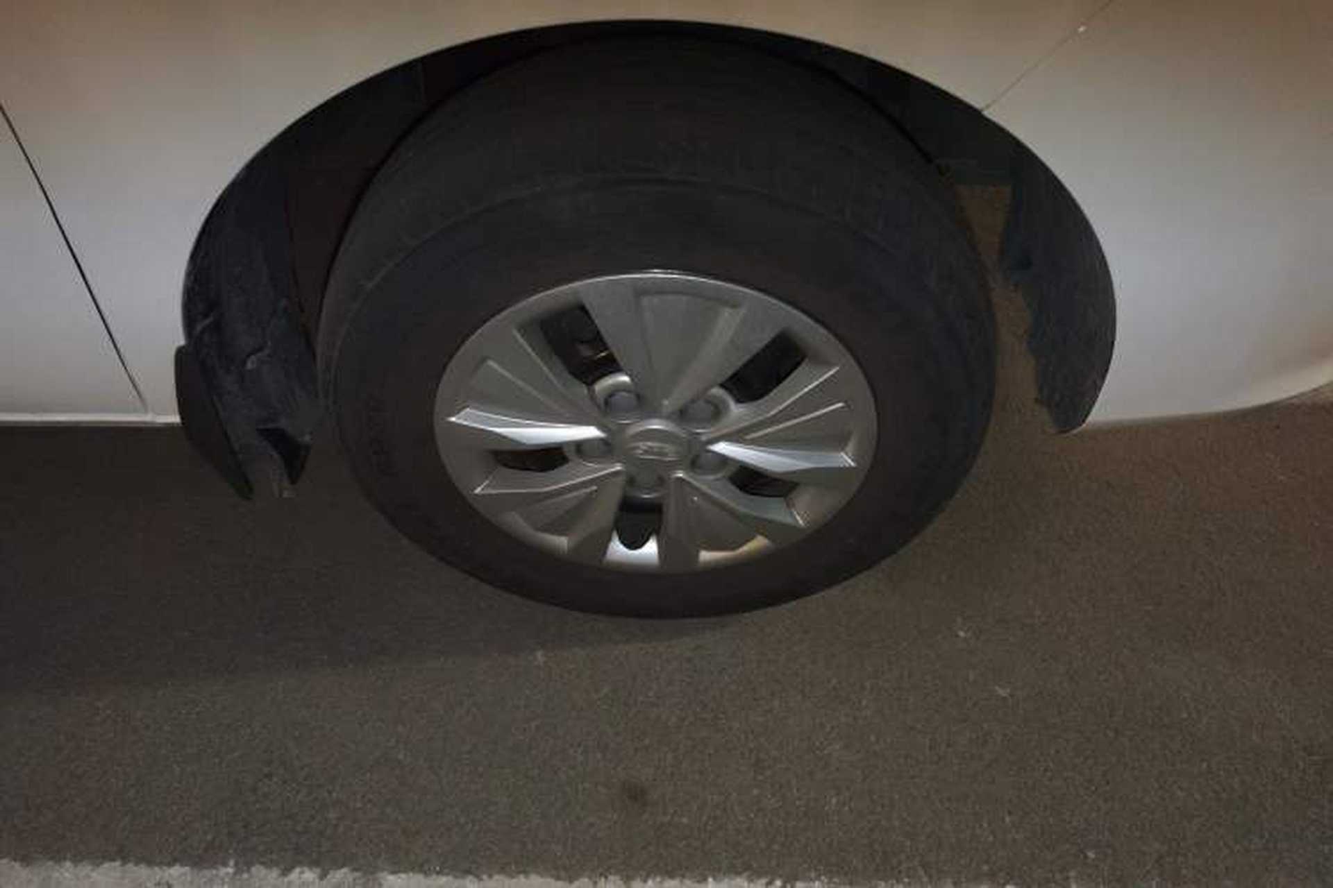 Used JAC Refine M3 2023 PLUS 1.8L 9-Seater Smart Connectivity Version Right Front Wheel Hub